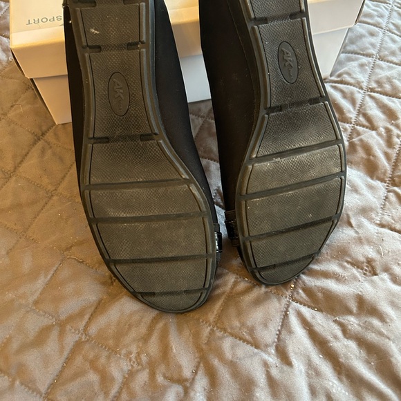Black Anne Klein sport flats, excellent condition. - Picture 4 of 4